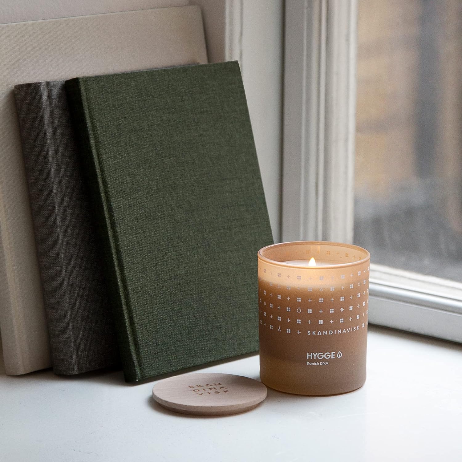 Skandinavisk Hygge 'Cosiness' Scented Candle. Fragrance Notes: Black Tea and Mint Leaves, Dried Apples and Baked Cinnamon. 7.0 oz.