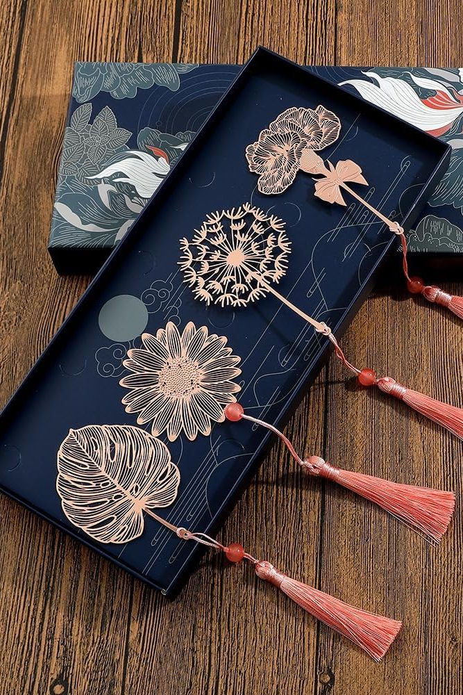 Dainty Botanical Leaf Designed Bookmarks - Leaf Vein Hollowed Out Metal Bookmark Set with an Elegant Gift Box, Thoughtful Retirement Birthday Back to School Gift for Book Lovers (4pcs Style C)