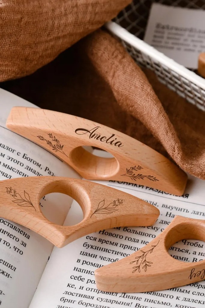 Personalized Thumb Book Page Holder - Customizable Name Bookmark - Thumb Reading Wood Ring - Handmade Gift for Book Lovers