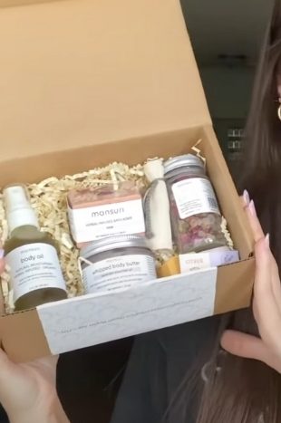 Self Care Gift Basket for Mom: New Mommy Care Package Pampering Gift Set with Bath Accessories and Natural Skincare Products. Our Spa Day Kit for Women is the ideal Birthday Gift Basket for her.